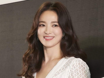 Cantiknya Song Hye Kyo Pakai Gaun Hitam dan Kalung Berlian Bikin Netter Tak Bisa Berkata-Kata