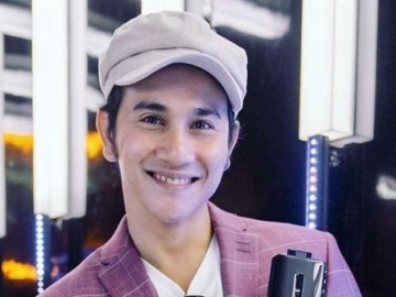 Vino Bastian Tampil Bak Cewek Cantik Penggoda Iman, Mainkan Mata Centil Hingga Berikan Ciuman Manja