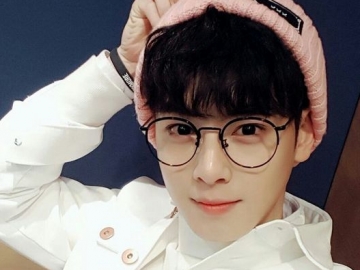 Hanya Pakai Baju Kasual dan Berkacamata, Visual Cha Eun Woo ASTRO Tetap Bikin Fans Menggila