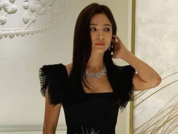 Bikin Pangling, Song Hye Kyo Dandan Cantik Pakai Lipstik Merah dan Potongan Rambut Cowok