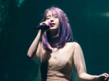 Kenang Sulli, IU Ubah Lirik Lagu 'Red Queen' Saat Konser Solo di Gwangju