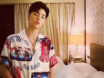 Junhoe Unggah Foto Nyandar Santai Saat di Jakarta, Botol-Botol Bir Bintang Malah Bikin Fans Salfok