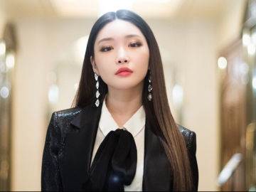 Tampak Manis, Gaya Rambut Berponi Chungha di Foto Terbaru Sukses Curi Perhatian