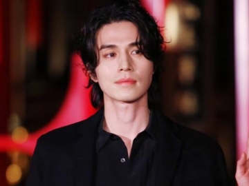 Hadiri Acara Fashion Berbalut Busana Hitam, Wajah Pucat Lee Dong Wook Malah Bikin Jatuh Cinta