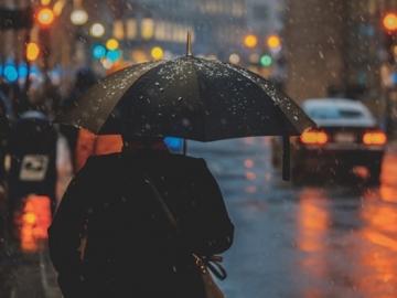 Bukan Cuma Payung, Pastikan Selalu Bawa 7 Benda Penting Ini Kala Musim Hujan