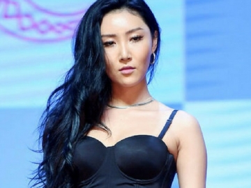 Hwasa Ngaku Nyaman Tak Pakai Bra Depan Publik, Netter Malah Beri Dukungan