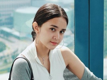 Michelle Zudith Tampil Cantik Kenakan Dress Mini Pamer Piala 'FFB' 2019, Seperti Apa?