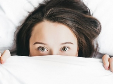 Kesal Wajah Bengkak Usai Bangun Tidur? 7 Tips Ini Bisa Bantu Atasi