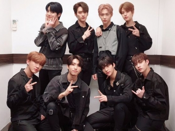 Kebersamaan Stray Kids Usai Menang 'AAA 2019', Lee Know Duduk di Kursi Roda Bikin Fans Terharu