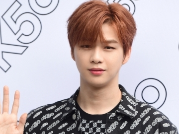 Borong piala di 'AAA 2019', Kang Daniel Banjir Pujian Usai Unggah Selfie Ganteng