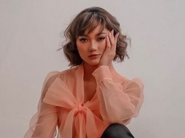 Kenakan Dress Mini, Marion Jola Pose Jongkok di Atas Meja Bikin 'Ngilu'