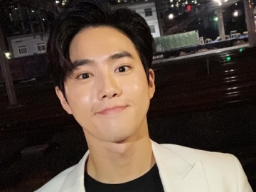 Suho EXO Unggah Foto Duduk Sambil Nengok Cantik, Fans: Liatin Mantan Bang