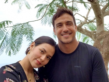 Gaya Hamish Daud Duduk Manis di Sofa Bareng Raisa, Caption Penuh Makna Bikin Meleleh