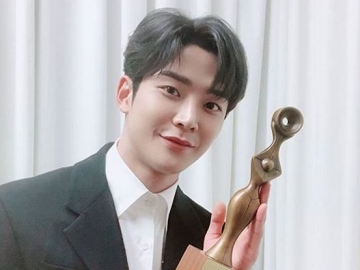 Cuma Posting Foto Duduk Sambil Senyun Manis, Gantengnya Rowoon Bikin Fans Klepek-Klepek