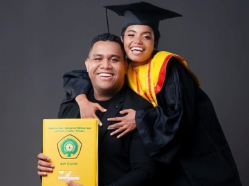 Sang Kakak Wisuda, Andmesh Kamaleng Bangga Bukan Kepalang Malah Bikin Sedih