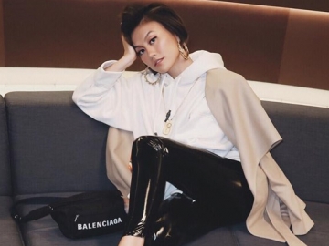 Agnez Mo Santai Tunjukkan ‘Jari Tengah’ Sembari Beri Sindiran Menohok