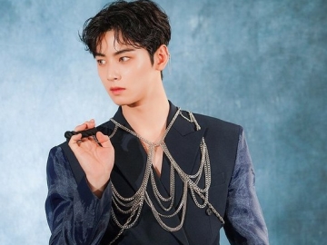 Cha Eun Woo Disebut Sundel Bolong Usai Pose Pamer Punggung Terbuka, Fans: Rela Digentayangin