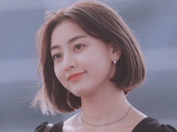 Beri Kabar ke Fans Usai Terjatuh di Bandara, Jihyo Tampil Imut dengan Rambut Cepol dan Manyun Manja