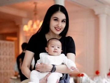 Sorotan Mata Putra Bungsu Sandra Dewi Bikin 'Tante-Tante' Terbius