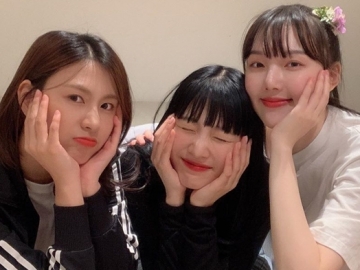 Pose Seksi Sampai Pamer Kaki Jenjang, Serunya Hayoung A Pink Hangout Bareng Joy dan Yerin