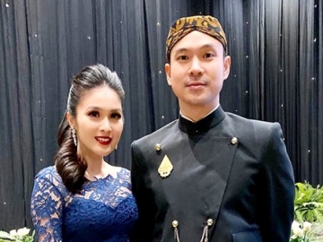 Foto Keluarga di Hari Natal, Gaya ‘Konsisten’ Harvey Moeis Suami Sandra Dewi Disorot