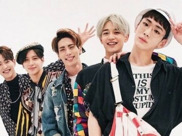 Beri Ucapan Natal dengan Foto Kelima Member SHINee Termasuk Jonghyun, Key Malah Bikin Mewek