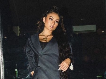 Agnez Mo Berendam Sambil Seruput Secangkir Minuman, Paras Kelewat Cantik Bikin Susah Kedip