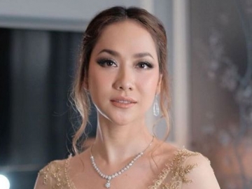 BCL Kenakan Gaun Transparan Belahan Paha Bikin Pangling, Sampai Dikira Miss Universe