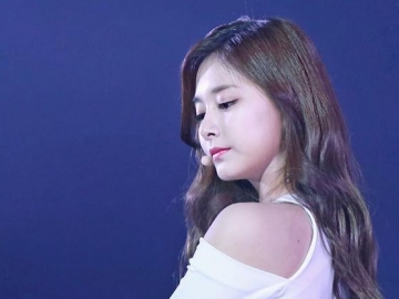 Bikin ONCE Murka, Seorang Sasaeng Fans Ketahuan Grepe-Grepe Pundak Tzuyu di Bandara