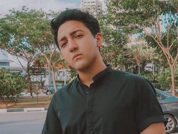 Banjir Tenggelami Mobil, Aaron Ashab Malah Santai Lakukan Ini Tuai Respons Tak Terduga