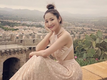 Santai di Pinggir Sungai, Senyum Manis Park Min Young Bikin Fans Rindu