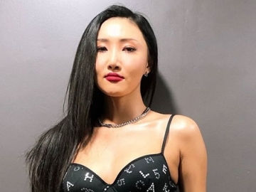 Pakai Busana Seksi, Penampilan Hwasa Mamamoo di Gaon Music Chart Awards Curi Perhatian