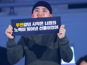 D.O Ketawa Ceria Lihat Member EXO Nyanyikan Lagu Natal, Fans Malah Pegen Nangis