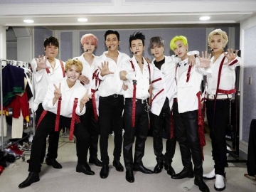 Sampai di Indonesia, Para Personel Super Junior Malah Asyik Rekam Fans