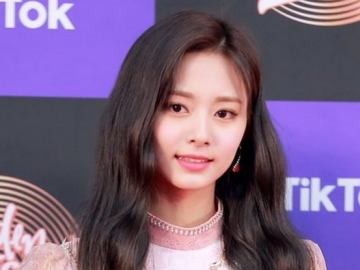 Foto Tzuyu Dicatut di Papan Iklan Sebuah Bar, Fans Akui Kesal Hingga Desak JYP Lakukan Ini