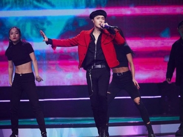 Lay EXO Sikat Bersih Penghargaan Akhir Tahun di Tiongkok 