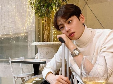 Cha Eun Woo Asyik Ngopi Santai di Italia, Komentar Receh Netter Malah Bikin Ngakak