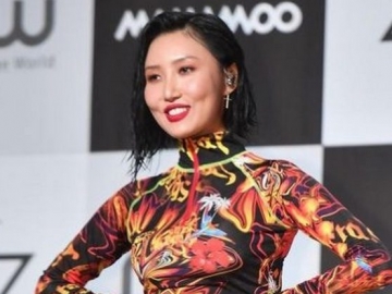 Aura ‘Badass’ Hwasa MAMAMOO di Majalah Elle Korea, Bukti Cantik Tak Harus Tunduk Standard  