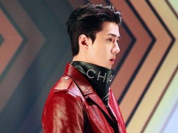 Unggah Foto Sambil Pegangi Kepala, Fans Mendadak Cemas Sehun Alami Stres