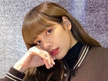 Beralas Bunga-Bunga, Lisa BLACKPINK Rebahan Cantik Malah Kena Tegur Soal Ini