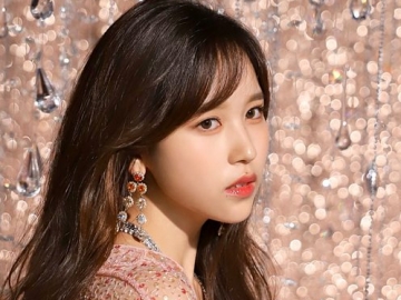 Beri Kejutan Fans, Mina Pamer Selca Cantik di Tempat Tidur Ucapkan Hari Raya Imlek