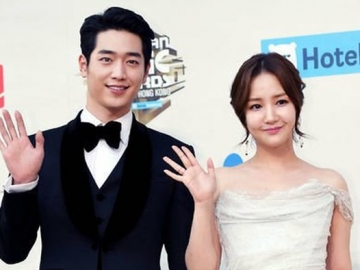 Bertabur Salju, Seo Kang Joon Dan Park Min Young Beri Tatapan Penuh Makna di Poster Drama Terbaru