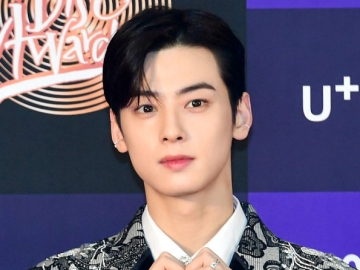 Cha Eun Woo Pakai Kacamata Bak Profesor, Visualnya Sukses Bikin Halu