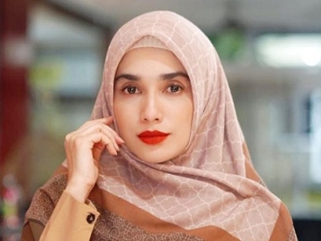 Ussy Sulistiawaty Tampil Berhijab dengan Cadar, Bikin Fans Berandai-andai