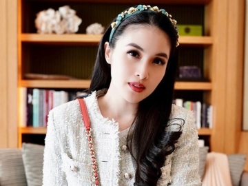 Sandra Dewi Bergaya dengan Rok Mini, Paras Awet Muda Disorot
