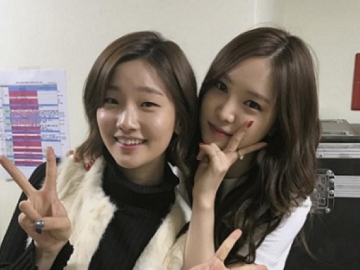 Sahabat Karib, Park So Dam Beri Kejutan Na Eun di Backstage Konser A Pink 