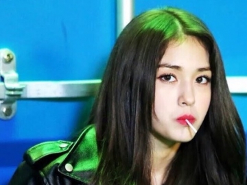 Akhirnya Lulus SMA, Jeon Somi Pamer Foto Kocak Makan Es Krim Sambil Bawa Gitar di Sekolah
