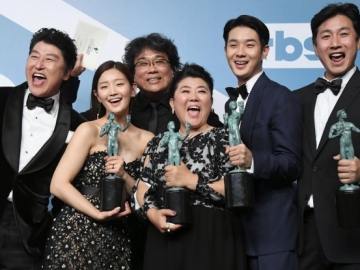 Cast Film ‘Parasite’ Dandan Kece di Panggung Oscar, Park So Dam Kinclong Pakai Gaun Hot Pink