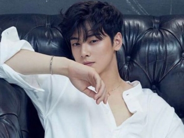 Cha Eun Woo Pose Ceria Naik Komedi Putar, Komentar Halu Fans Bikin Ngakak