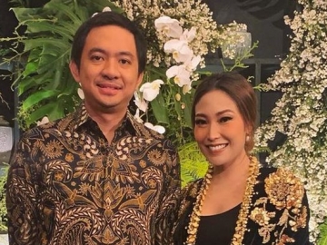 Ayu Dewi Pamer Hadiah Valentine dari Suami, Hal Ini Malah Bikin Ngeri